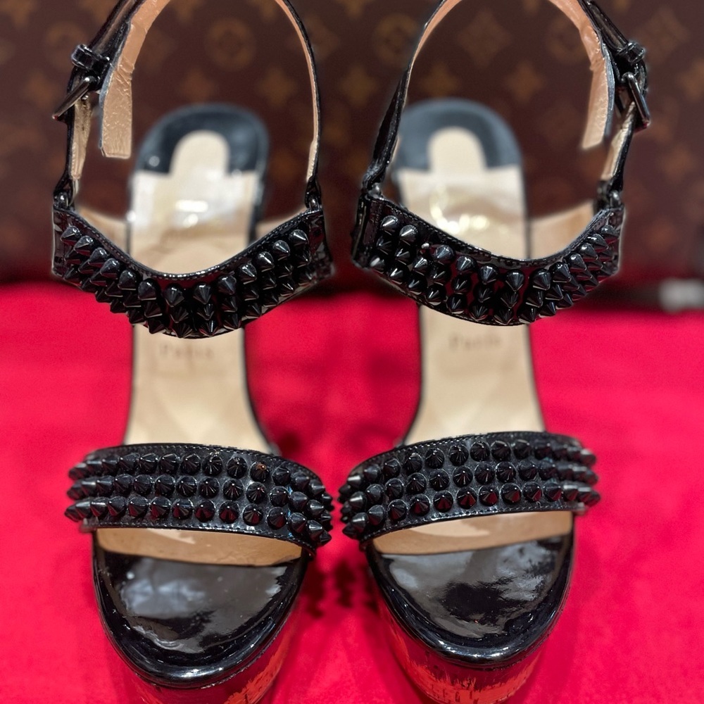 👠 * AUTHENTIC * CHRISTIAN LOUBOUTIN! Gorgeous sandals. Size 39